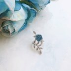 作品きらめく青薔薇のイヤーカフ  / バラ  ゴシック ローズ  シルバー 個性的