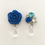 作品スワロフスキーの雫 深蒼薔薇 アシンメトリーピアス