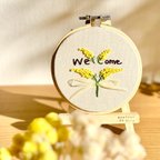 作品【手のひらサイズ】フレッシュミモザのwelcomeボード　刺繍の壁飾り　フレーム　ファブリックパネル　置物　タペストリー　