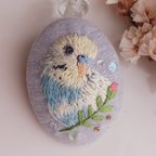 作品【受注生産】＊セキセイインコ刺繍＊オーバル型ブローチ❁お花と一緒に…❁Embroidered budgerigar broach.