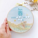 作品≪セミオーダーで叶える ちょっと贅沢な手刺繍バースボード≫お花畑のなかのくま/春、菜の花、誕生花、くま、ちょうちょ、男の子、空/ご入園,ご入学祝い,出産祝い,誕生日,バースデープレゼント