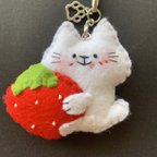 作品【受注制作】苺にしがみつく猫　＊フェルトマスコット＊ストラップ＊キーホルダー