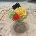 作品★送料無料★メロンソーダゼリー苺と薔薇クリーム添えストラップ