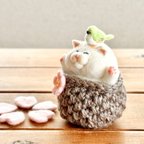 作品《受注制作》桜のカゴからばんざい♪メジロと茶白ブチ猫さんの春の置物