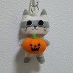 作品ハロウィンねこキーホルダー 薄いグレーしましま、グリーン