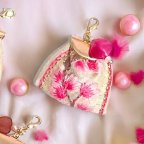 作品『期間限定販売』大人の桜ピンク　　インド刺繍リボンと手染めビーズのチャーム　2