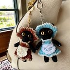 作品《黒猫》エプロンドレスのあみぐるみ猫　バッグチャーム　猫雑貨　猫グッズ