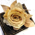 作品【送料無料】サンセットブラウンのバラのコサージュ　卒業式　入学式　結婚式　アートフラワー　布花　染花　造花