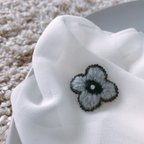 作品ビーズと刺繍のお花 黒×グレー×パール