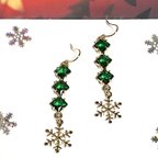 作品【再販】クリスマスカラー 雪の結晶が揺れるグリーンラインストーンが綺麗なピアスorイヤリング 