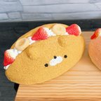 作品くまさんコッペパンの苺＆バナナ 手作りスクイーズ フェイクスイーツ フェイクフード 食品サンプル ハンドメイドスクイーズ