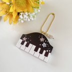 作品チャーム付き　ピアノ鍵盤模様の木製キーホルダー　　ピアノ雑貨　トールペイント