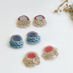 作品スパンコールと北欧レトロなお花刺繍ピアス