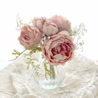 作品母の日早割り＊飾ると絵になる薔薇の季節にカップ咲き美しいモーヴローズの花束に花瓶を添えて＊無料ラッピング