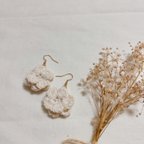 作品二枚重ねのお花のピアス〜ホワイト〜