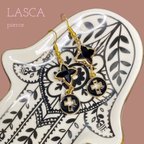 作品LASCA ブラックサークル　クロスピアス　クローバー