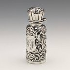 作品1881年 英国アンティーク 純銀 浮彫彫刻 携帯用香水瓶