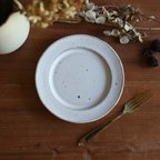 作品NEW! 鉄粉のある　リムケーキ皿　乳白 ゆるい丸の形 陶器