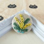 作品ミモザの手刺繍ブローチ