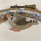 作品小鳥の刺繍ブローチ キンカチョウ メス