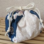 作品訳あり　ぼうる巾着　中サイズ　白刺繍ブルー系お花と蝶柄