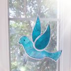 作品幸運を運ぶ平和のシンボル　ステンドグラス　クリスタルを運ぶ　青い鳥のサンキャッチャー
