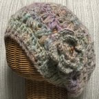 作品モヘアの玉編みニットベレー帽　紫〜緑段染め　コサージュ付き　送料無料