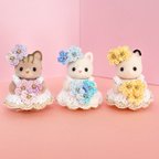 作品🌼Sylvanian Families  赤ちゃんブーケワンピ　　2着【シルバニアファミリー　シルバニア　ワンピース　ビーズ　花　フラワー　かぎ針　ハンドメイド服　着せ替え】