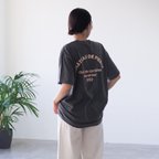 作品【ユニセックス】くすみカラーロゴTシャツ ブラック(半袖)