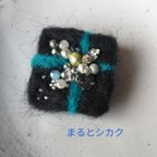 作品ブローチ 【ブラックのスクエア】フエルト　ビーズ 刺繍