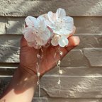 作品花嫁様にも💕大ぶりホワイトフラワーとガラスドームのピアス、イヤリング