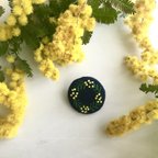 作品再出品:mimosaリース_刺繍ブローチ_麻紺