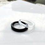作品黒×クリア×梨地加工で モノトーンコーデも　細身・軽やかリング　シンプル・ストレートのガラスの指輪