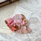 作品桜色刺繍リボンとフリンジリボンのポニーフック　桜のボタンアクセサリー　桜色のヘアアクセサリー