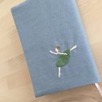 作品☆期間限定セール、3/9まで☆　-green tutu- バレリーナの刺繍ブックカバー【ブルーグレー・文庫本サイズ】