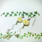 作品白い小さな花と花びらのピアス