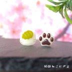 作品柏餅ねこピアス  サージカルステンレス 316L 樹脂ピアス イヤリング　アレルギー対応 レジンピアス 小ぶり 小さい  ねこ ネコ　クリーム　和菓子　お菓子　スイーツ　肉球ピアス