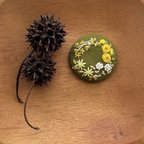 作品刺繍》黄色と白小花の春リース（グリーン）　ヘアゴム/ブローチ