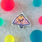 作品▲刺繍とビーズのブローチ▲お行儀の良い三角さん