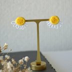 作品カモミール　刺繍とタティングレースのピアス／ノンホールイヤリング/送料込み