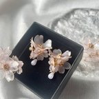 作品桜のピアス/イヤリング　ミルキーピンク　お花　ディップアート　揺れる　チェコガラスドロップ　