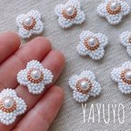 作品花のビーズ刺繍ピアス/イヤリング（白）