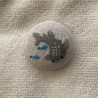 作品ジンベイザメの手刺繍くるみブローチ