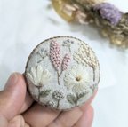 作品秋の装いに🍁　リネンの刺繍ブローチ　くるみボタン