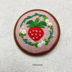 作品いちごの刺繍ブローチ