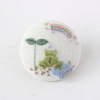 作品刺繍ブローチ　雨あがりのカエルと虹　