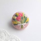 作品春の花束 刺繍ブローチ/刺繍ヘアゴム くるみボタン