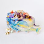 作品虹色の魚と猫のブローチ
