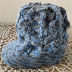 作品手編みの帽子　ブルーの段染め毛糸ツバ付き　ハンドメイド