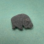 作品たたずむカバの手刺繍ブローチ